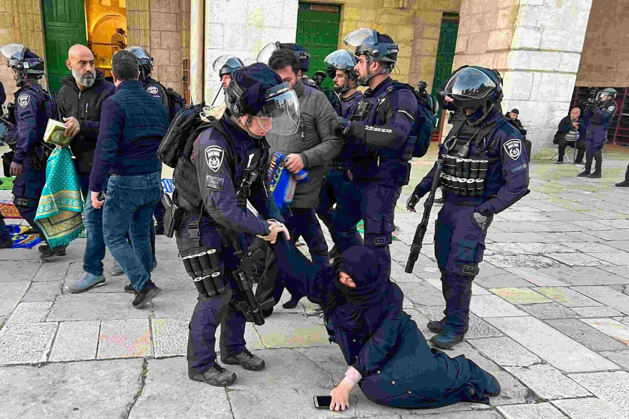 بيان صحفي  مركز حماية لحقوق الإنسان يدين القمع والاعتقالات العنيفة وغير المبررة بحق المصلين عند باب الأسباط