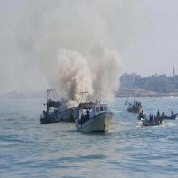 بحرية الاحتلال الإسرائيلي تستهدف الصيادين في بحر غزة