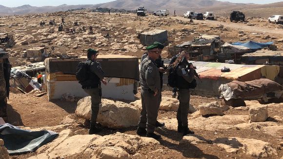 في إطار سياسة التهجير القسري للفلسطينيين في مناطق (C)، قوات الاحتلال تبدأ بمحاصرة تجمع "الخان الأحمر" شرقي مدينة القدس المحتلة، تمهيداً لهدمه