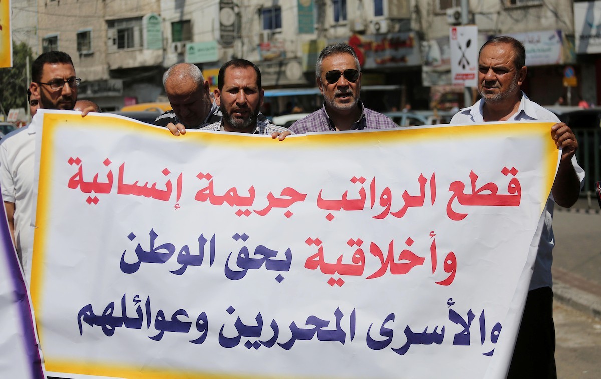 استمرار قطع رواتب الأسرى المعتقلين  يُشكّل خروجاً على القانون والأخلاق