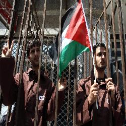 مركز حماية يدين الإجراءات العنصرية بحق الأسرى والمعتقلين الفلسطينيين ويحمل سلطات الاحتلال المسئولية الكاملة عن حياتهم وسلامتهم