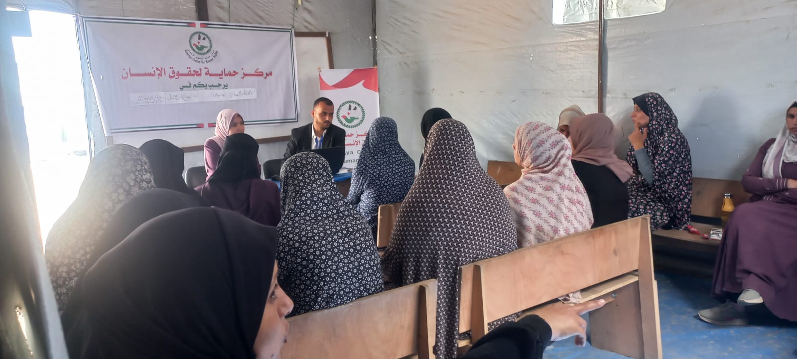 *لحماية حقوق الأيتام والأرامل.. لقاءات قانونية ينظمها مركز حماية لحقوق الإنسان داخل مراكز الإيواء في غزة*